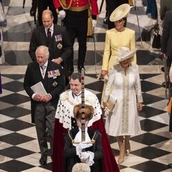 El Príncipe Carlos y Camilla Parker y los Duques de Cambridge en el Servicio de Acción de Gracias por el Jubileo de Platino