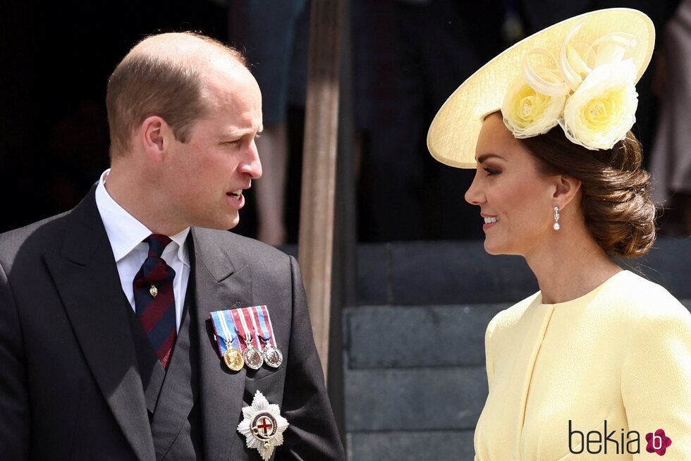 El Príncipe Guillermo y Kate Middleton hablando a la salida del Servicio de Acción de Gracias por el Jubileo de Platino