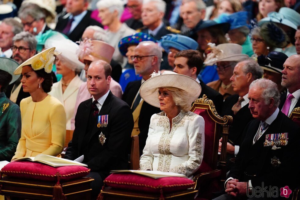 El Príncipe Carlos y Camilla Parker y el Príncipe Guillermo y Kate Middleton en el Servicio de Acción de Gracias por el Jubileo de Platino