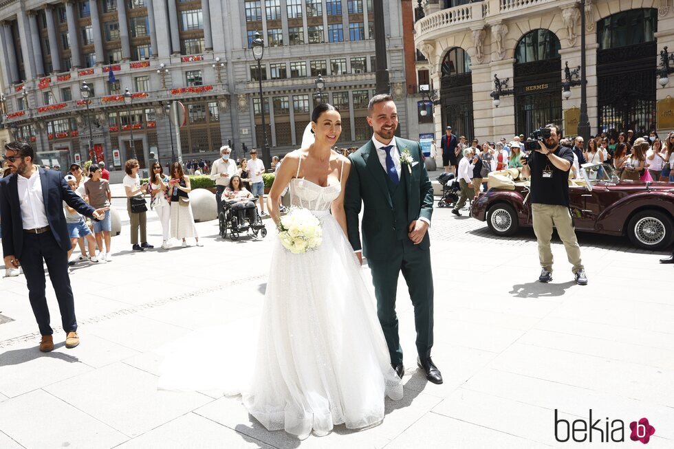 Vania Millán y Julián Bayón en la celebración de su boda