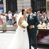 Vania Millán y Julián Bayón besándose en su boda