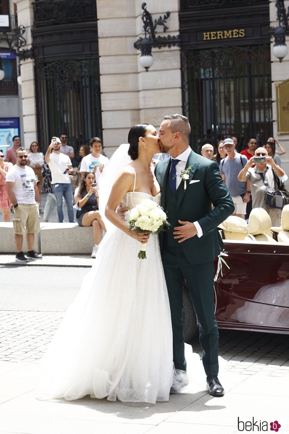 Vania Millán y Julián Bayón besándose en su boda