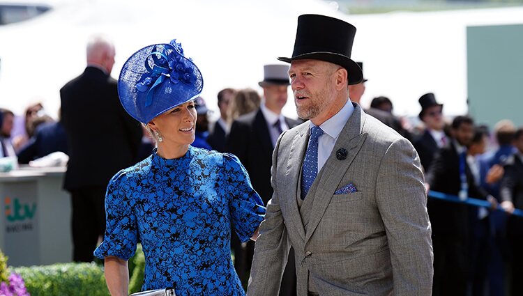 Zara Phillips y Mike Tindall en el Derby de Epsom 2022 por el Jubileo de Platino