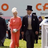 Peter Phillips y Lindsay Wallace en el Derby de Epsom 2022 por el Jubileo de Platino