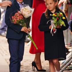 El Príncipe Jorge y la Princesa Carlota con ramos de flores en su visita a Gales por el Jubileo de Platino