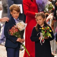 El Príncipe Jorge y la Princesa Carlota con ramos de flores en su visita a Gales por el Jubileo de Platino