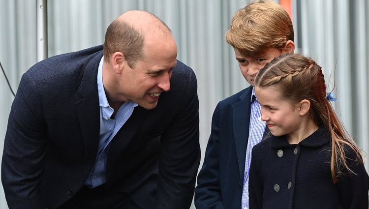 El Príncipe Guillermo con el Príncipe Jorge y la Princesa Carlota en su visita a Gales por el Jubileo de Platino