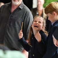 El Príncipe Jorge y la Princesa Carlota divirtiéndose en su visita a Gales por el Jubileo de Platino