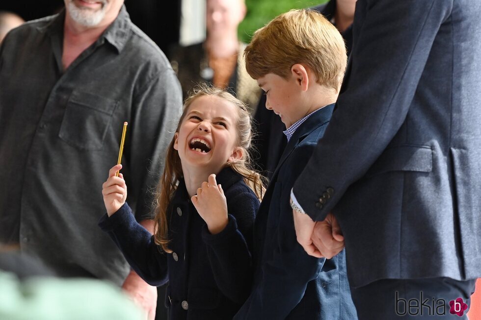 El Príncipe Jorge y la Princesa Carlota divirtiéndose en su visita a Gales por el Jubileo de Platino