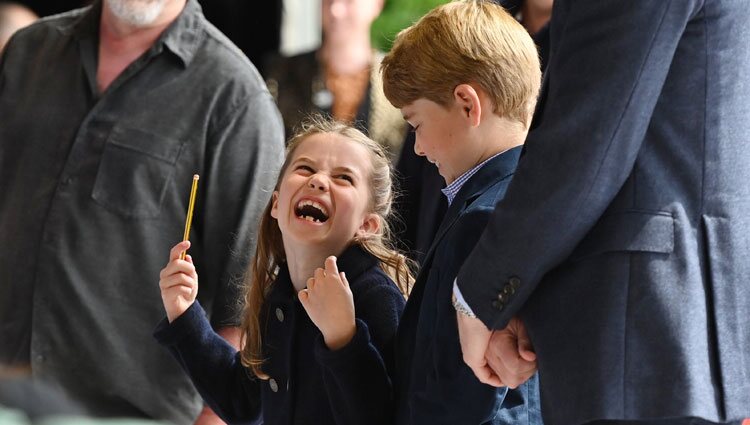 El Príncipe Jorge y la Princesa Carlota divirtiéndose en su visita a Gales por el Jubileo de Platino