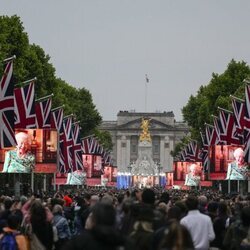 La Reina Isabel en las pantallas colocadas en The Mall para el concierto del Jubileo de Platino