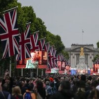 La Reina Isabel en las pantallas colocadas en The Mall para el concierto del Jubileo de Platino