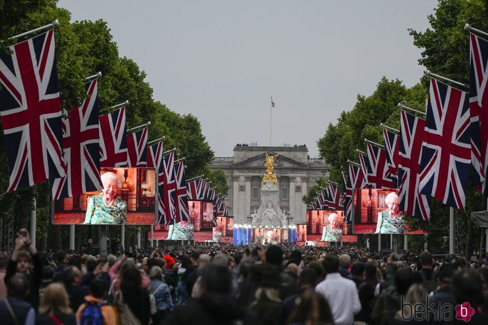 La Reina Isabel en las pantallas colocadas en The Mall para el concierto del Jubileo de Platino