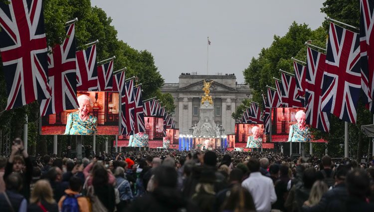 La Reina Isabel en las pantallas colocadas en The Mall para el concierto del Jubileo de Platino