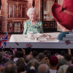 La Reina Isabel tomando el té con Paddington en un sketch para el concierto del Jubileo de Platino