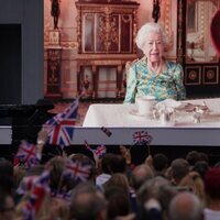 La Reina Isabel tomando el té con Paddington en un sketch para el concierto del Jubileo de Platino