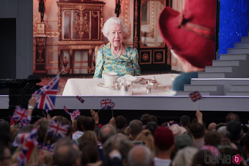 La Reina Isabel tomando el té con Paddington en un sketch para el concierto del Jubileo de Platino