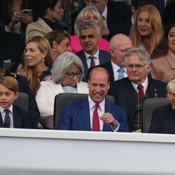 El Príncipe Jorge, el Príncipe Guillermo y Camilla Parker en el concierto del Jubileo de Platino