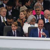 El Príncipe Jorge, el Príncipe Guillermo y Camilla Parker en el concierto del Jubileo de Platino