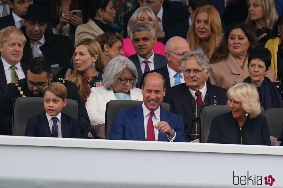 El Príncipe Jorge, el Príncipe Guillermo y Camilla Parker en el concierto del Jubileo de Platino