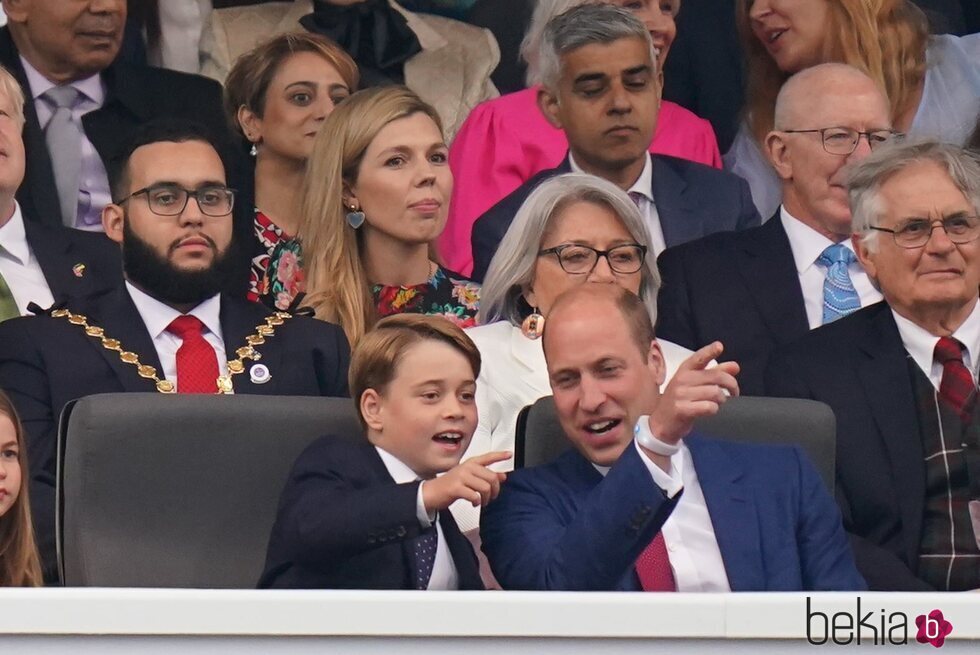 El Príncipe Guillermo y el Príncipe Jorge en el concierto del Jubileo de Platino