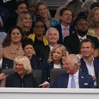 El Príncipe Carlos y Camilla Parker con la Princesa Ana en el concierto del Jubileo de Platino