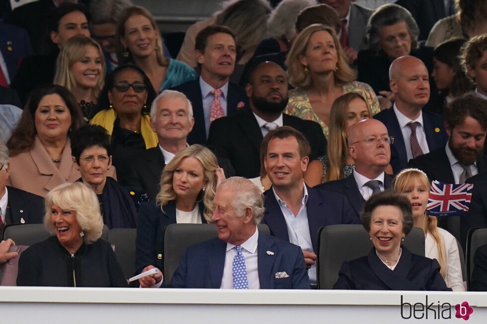 El Príncipe Carlos y Camilla Parker con la Princesa Ana en el concierto del Jubileo de Platino