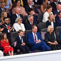 El Príncipe Carlos y Camilla Parker, el Príncipe Guillermo y Kate Middleton y sus hijos en el concierto del Jubileo de Platino