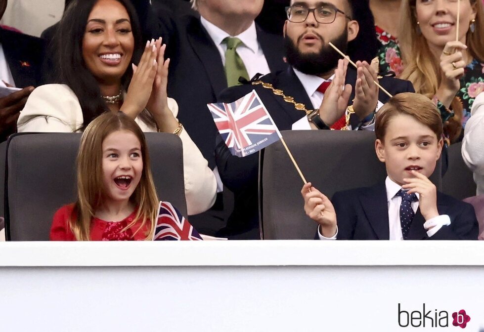 El Príncipe Jorge y la Princesa Carlota en el concierto del Jubileo de Platino