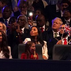 Kate Middleton y el Príncipe Jorge y la Princesa Carlota con gesto cansado en el concierto del Jubileo de Platino