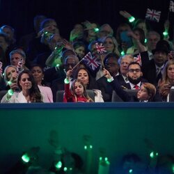 Zara Phillips y Mike Tindall, Kate Middleton y el Príncipe Jorge y la Princesa Carlota en el concierto del Jubileo de Platino