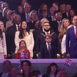 El Príncipe Guillermo y Kate Middleton, el Príncipe Jorge y la Princesa Carlota cantando el himno de Reino Unido en el concierto del Jubileo de Platino