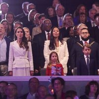 El Príncipe Guillermo y Kate Middleton, el Príncipe Jorge y la Princesa Carlota cantando el himno de Reino Unido en el concierto del Jubileo de Platino