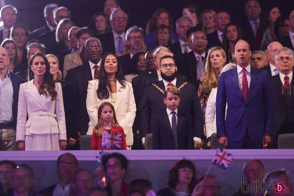 El Príncipe Guillermo y Kate Middleton, el Príncipe Jorge y la Princesa Carlota cantando el himno de Reino Unido en el concierto del Jubileo de Platino