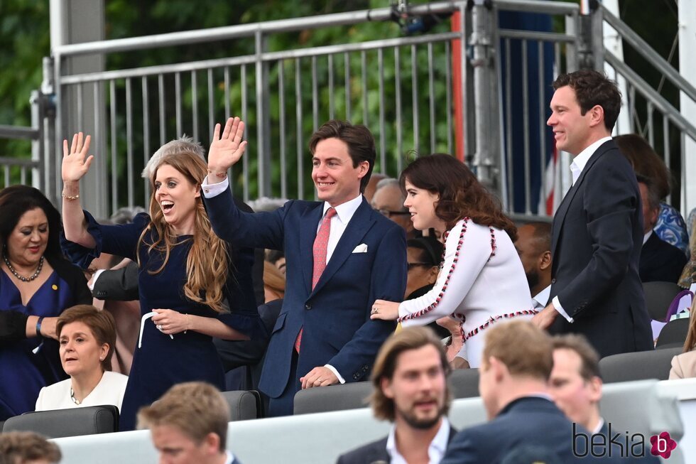 Beatriz de York y Edoardo Mapelli Mozzi y Eugenia de York y Jack Brooksbank en el concierto del Jubileo de Platino