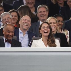 Zara Phillips y Mike Tindall y Kate Middleton divirtiéndose en el concierto del Jubileo de Platino