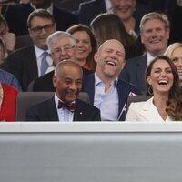 Zara Phillips y Mike Tindall y Kate Middleton divirtiéndose en el concierto del Jubileo de Platino