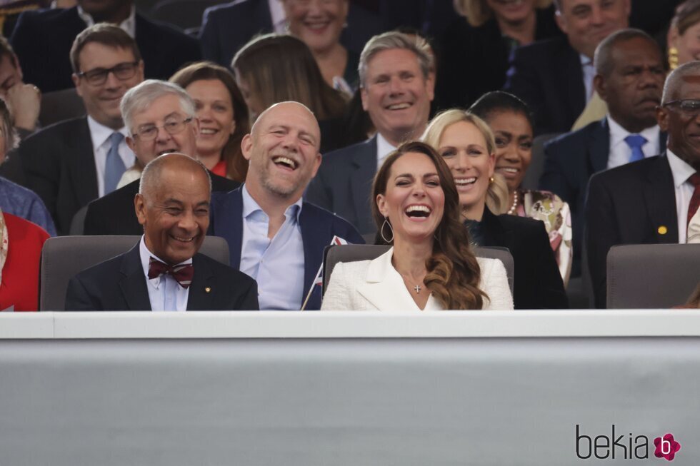 Zara Phillips y Mike Tindall y Kate Middleton divirtiéndose en el concierto del Jubileo de Platino