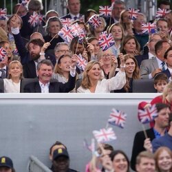 La Princesa Ana y Sir Timothy Laurence, Peter Phillips y sus hijas, Sophie de Wessex y sus hijos y Beatriz de York y Edo Mapelli en el concierto del Jubile