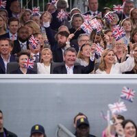 La Princesa Ana y Sir Timothy Laurence, Peter Phillips y sus hijas, Sophie de Wessex y sus hijos y Beatriz de York y Edo Mapelli en el concierto del Jubile