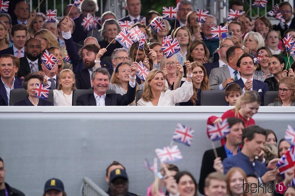 La Princesa Ana y Sir Timothy Laurence, Peter Phillips y sus hijas, Sophie de Wessex y sus hijos y Beatriz de York y Edo Mapelli en el concierto del Jubile