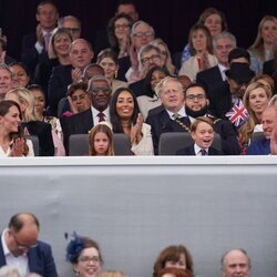 El Príncipe Guillermo y Kate Middleton con sus hijos en el concierto del Jubileo de Platino