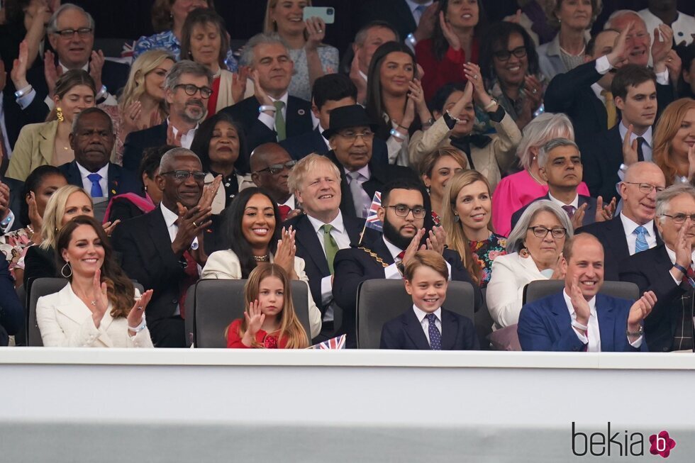 Los Duques de Cambridge, el Príncipe Jorge y la Princesa Carlota en el concierto del Jubileo de Platino