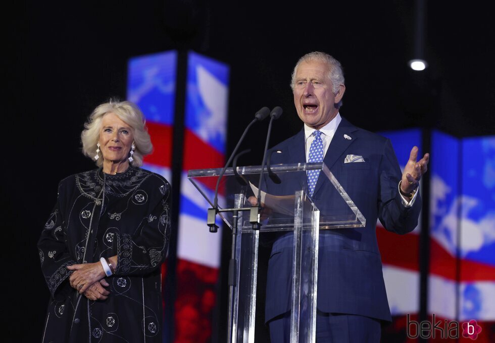 El Príncipe Carlos junto a Camilla Parker en su discurso en el concierto por el Jubileo de Platino