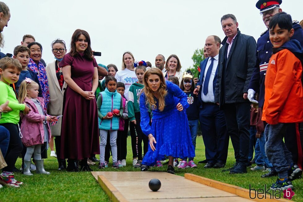 Beatriz y Eugenia de York jugando a la petanca en the Big Jubilee Lunch por el Jubileo de Platino