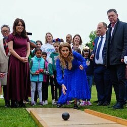 Beatriz y Eugenia de York jugando a la petanca en the Big Jubilee Lunch por el Jubileo de Platino