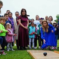 Beatriz y Eugenia de York jugando a la petanca en the Big Jubilee Lunch por el Jubileo de Platino