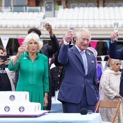 El Príncipe Carlos y Camilla Parker brindando en the Big Jubilee Lunch por el Jubileo de Platino