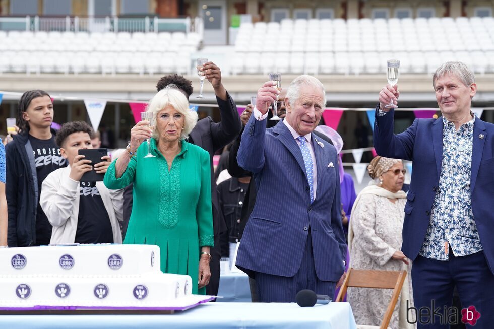 El Príncipe Carlos y Camilla Parker brindando en the Big Jubilee Lunch por el Jubileo de Platino