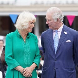 El Príncipe Carlos y Camilla Parker en the Big Jubilee Lunch por el Jubileo de Platino